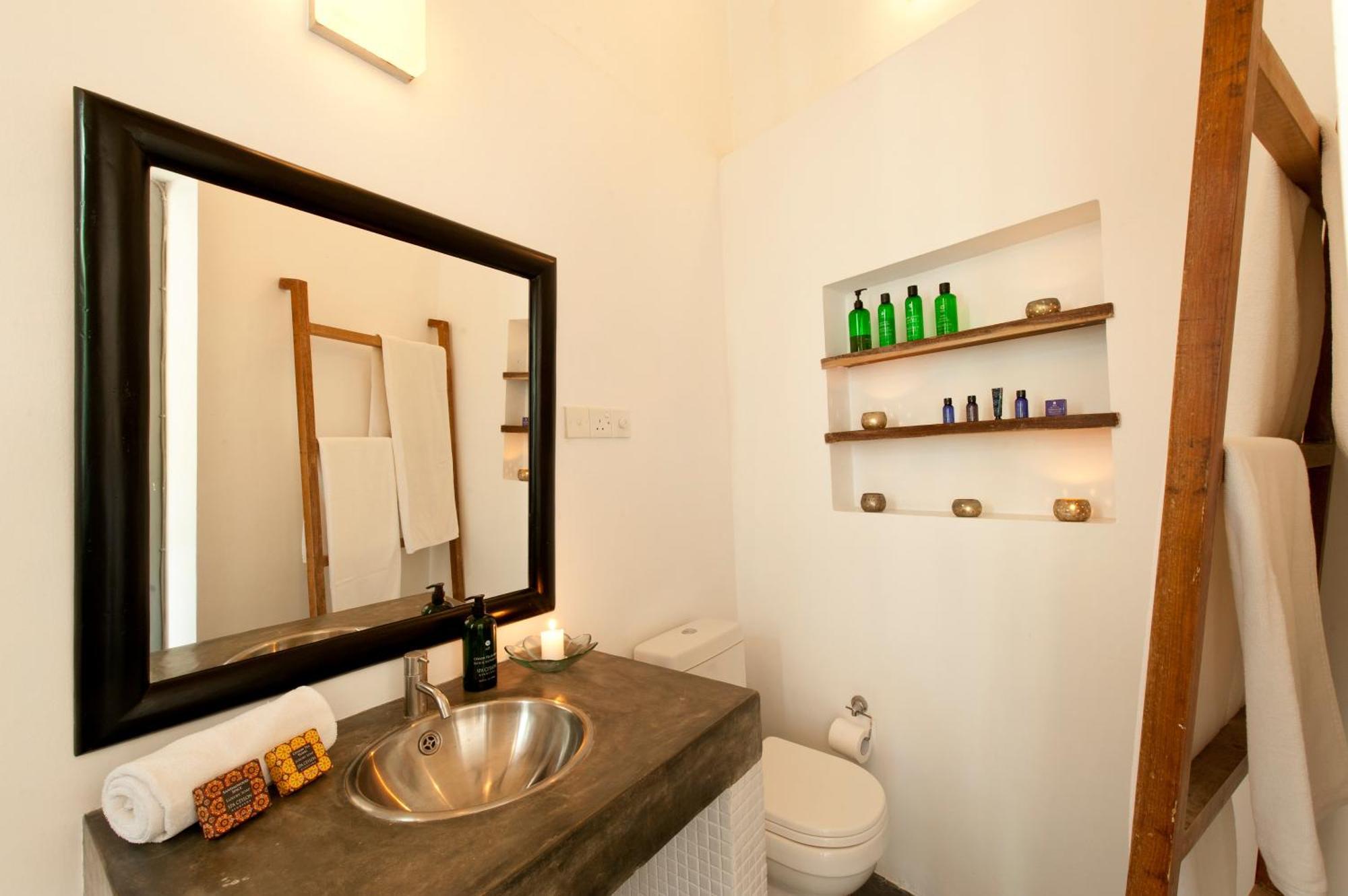 A 03 Bedroom Villa In Galle Fort With Roof Terrace & Pool Exteriör bild